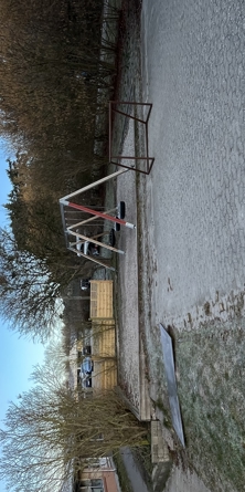 Gynger og boldbane med fodboldmål