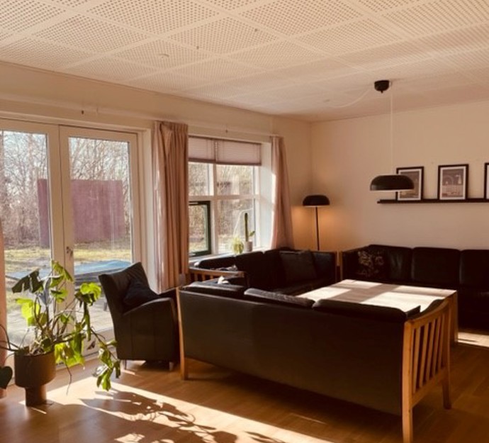 Møbler, lampe og vinduer