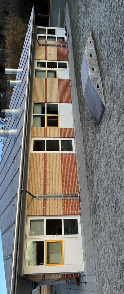 Skolebygning med blå himmel