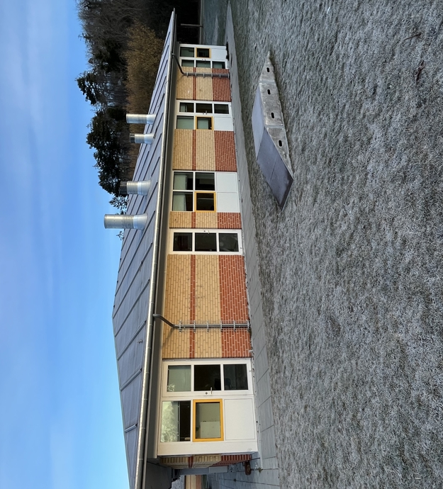 Skolebygning med blå himmel