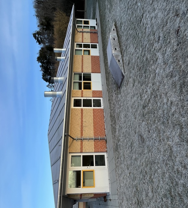 Skolebygning med blå himmel