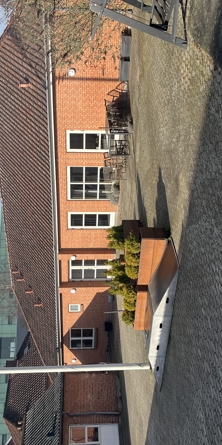 Flagstang med bygning og blå himmel