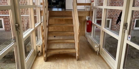 Trappe med vinduer i siden