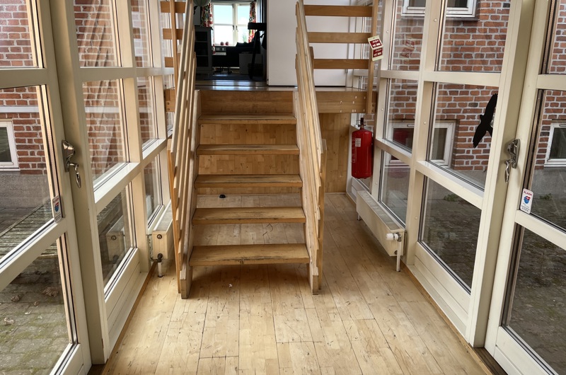 Trappe med vinduer i siden